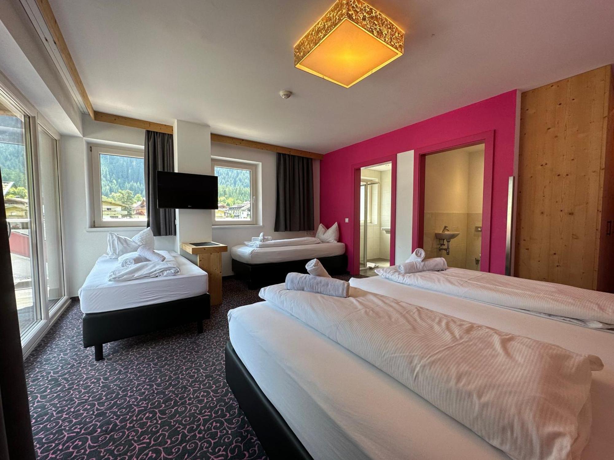 Partyhouse Harakiri Stay Different 60 Seconds To Mountains! Free Parking! Self Check-In Mayrhofen Zewnętrze zdjęcie